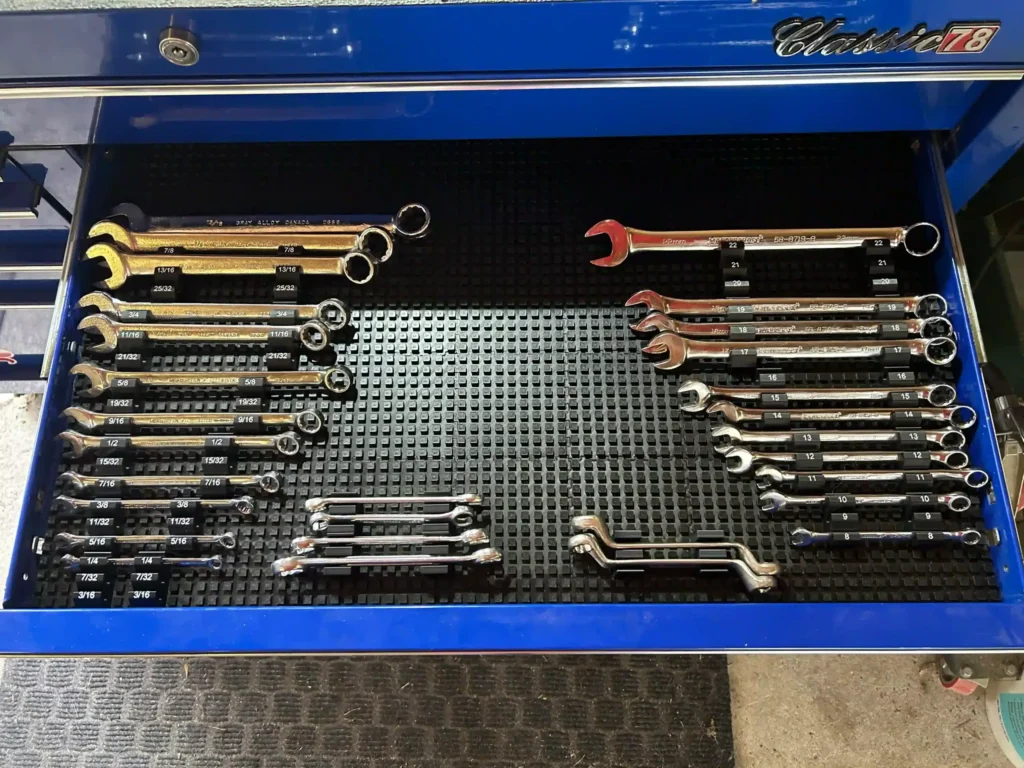Automotive Accessories NA Grid System In A Blue SnapOn Classic Toolbox